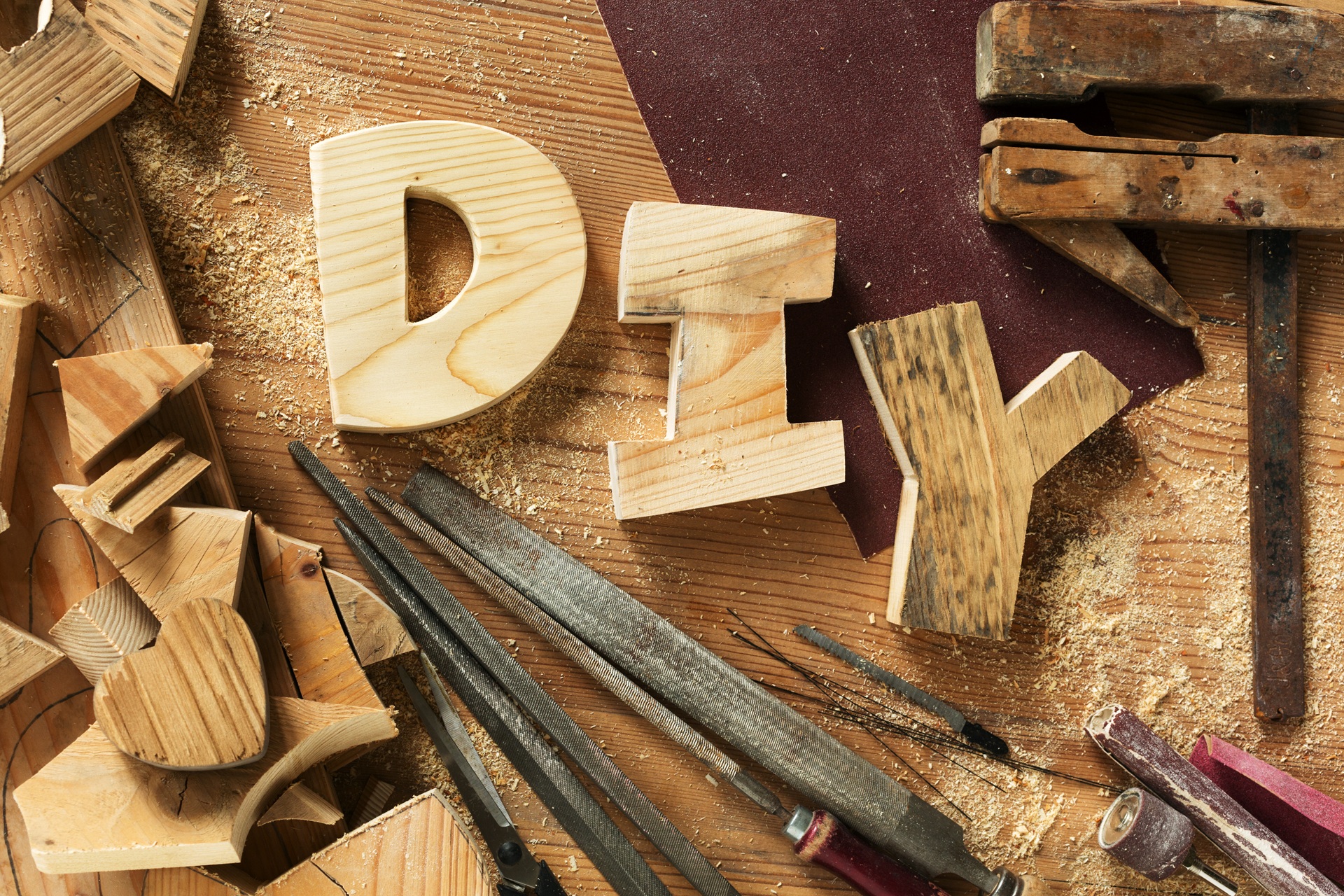 DIY-Holzbuchstaben auf Werkbank | Acrylglas Zuschnitt günstig 